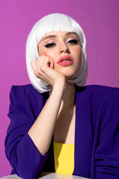 Sensuale donna in parrucca bianca puntello viso con mano isolata su viola — Foto stock