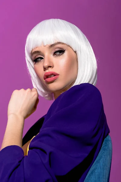Elégante jeune femme en perruque blanche regardant loin isolé sur violet — Photo de stock