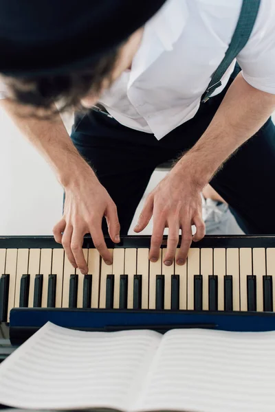 Селективный фокус пианиста в белой рубашке, играющего на пианино — стоковое фото