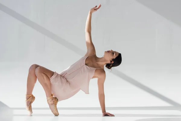 Hermosa bailarina bailando en vestido rosa y zapatos puntiagudos - foto de stock