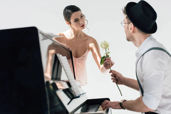 Hermoso pianista regalando rosa a hermosa bailarina - foto de stock