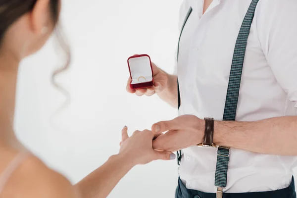 Vista ritagliata di uomo che tiene la mano della giovane donna e fare proposta di matrimonio — Foto stock