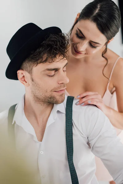 Вибірковий фокус красивої дівчини торкається красивого чоловіка плече — стокове фото