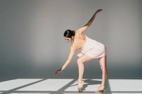 Bela bailarina jovem dançando em vestido rosa e sapatos pontiagudos — Fotografia de Stock