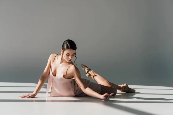 Hermosa bailarina bailando en vestido rosa y zapatos de punta - foto de stock