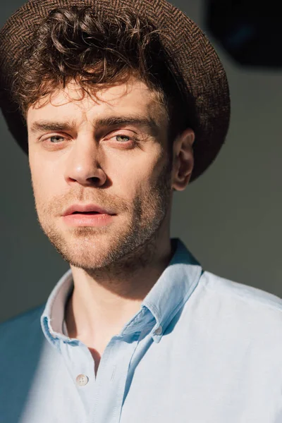 Retrato de hombre guapo en camisa azul y sombrero marrón — Stock Photo
