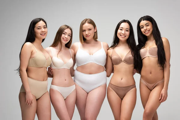 Cinq belles filles multiculturelles en sous-vêtements regardant la caméra et souriant isolé sur gris, concept de positivité du corps — Photo de stock