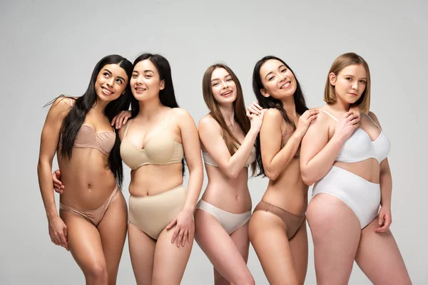 Cinq jolies filles multiculturelles souriantes isolées sur gris, concept de positivité du corps — Photo de stock