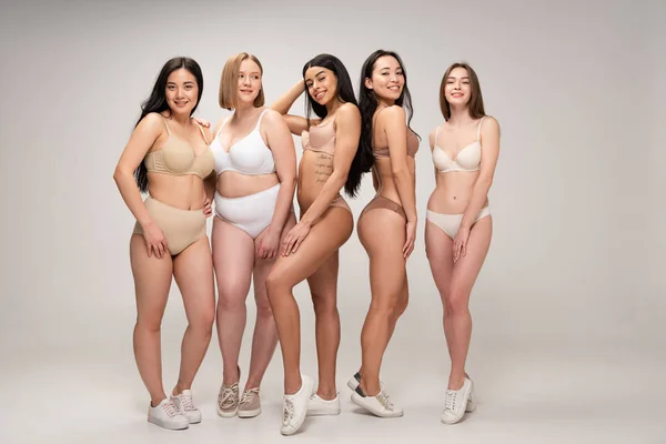 Fünf lächelnde multiethnische Mädchen, die lächeln und vor der Kamera posieren, Body-Positivity-Konzept — Stockfoto