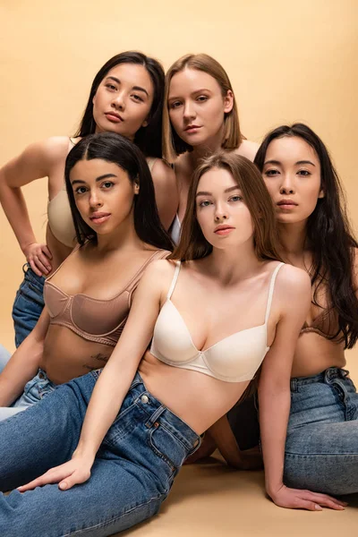Cinco mulheres multiculturais bonitas posando na câmera — Fotografia de Stock
