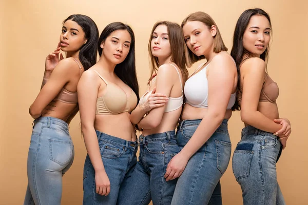 Cinco lindas meninas multiculturais posando na câmera isolada no bege, conceito de positividade corporal — Fotografia de Stock