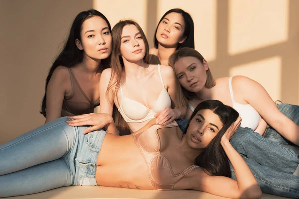 Cinco meninas multiculturais bonitas posando na câmera na luz solar, conceito de positividade do corpo — Fotografia de Stock