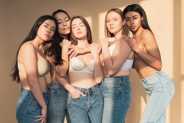Five pensive multicultural young women standing in sunlight, body positivity concept — Stock Photo