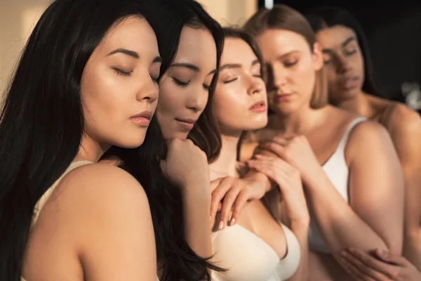 Selective focus of five multicultural girls with closed eyes in sunlight — Stock Photo