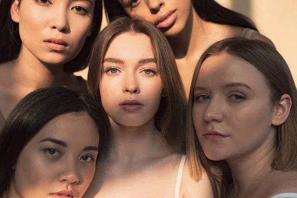 Fünf schöne multikulturelle Mädchen, die im Sonnenlicht in die Kamera schauen — Stockfoto