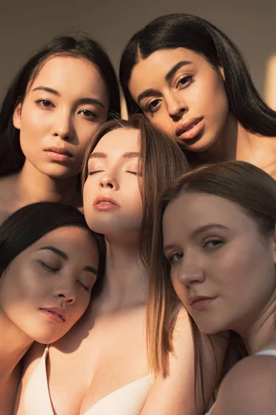 Five dreamy multicultural girls posing at camera in sunlight — Stock Photo