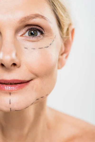 Selektiver Fokus der Frau mittleren Alters mit Gesichtsfalten isoliert auf grau — Stockfoto