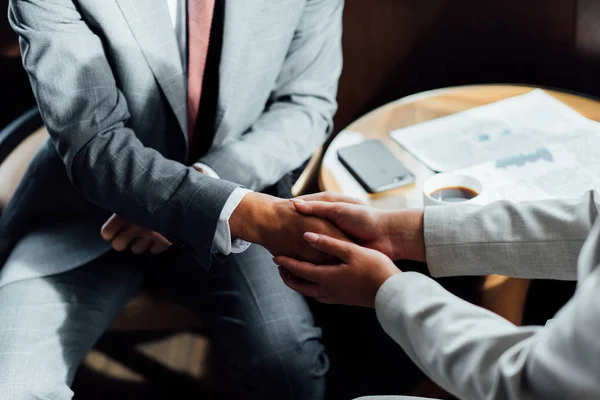Cropped view of business partners shaking hands in hotel — Stock Photo