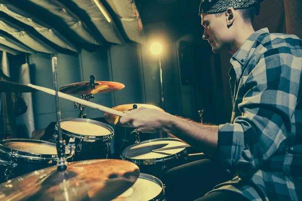 Селективный фокус барабанщика, держащего барабанные палочки во время игры на барабанах — стоковое фото