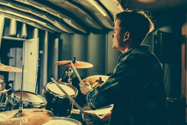 Músico bonito segurando bastões de tambor enquanto tocava bateria — Fotografia de Stock