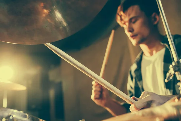 Foco seletivo de bastões de tambor em mãos de baterista jovem — Fotografia de Stock