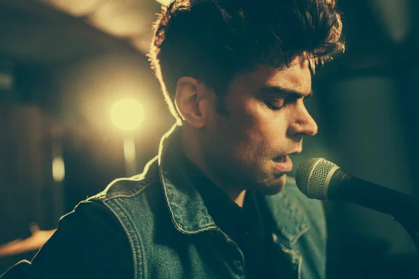 Close up of handsome musician singing in microphone — Stock Photo