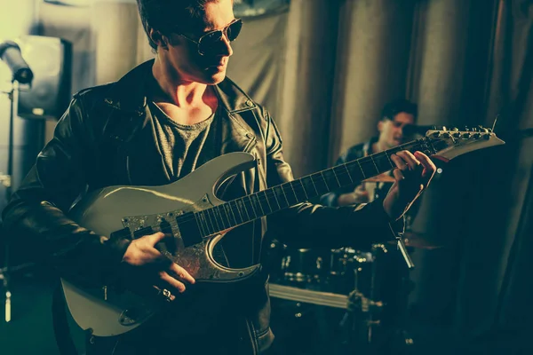 Selektiver Fokus des Mannes mit Sonnenbrille, der E-Gitarre spielt — Stockfoto