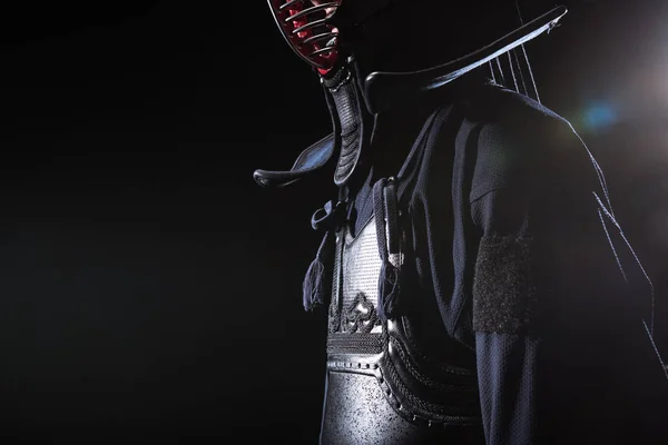 Vista ritagliata del combattente kendo in armatura su nero — Foto stock