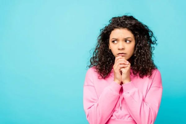 Preocupado afroamericano joven mujer de pie aislado en azul - foto de stock