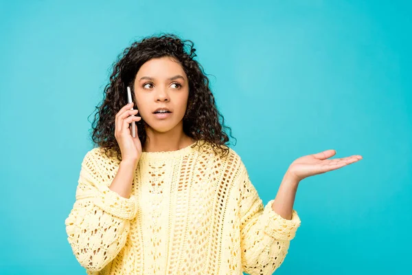 Здивувало афроамериканець жінка розмовляє на смартфон ізольований на Blue — стокове фото