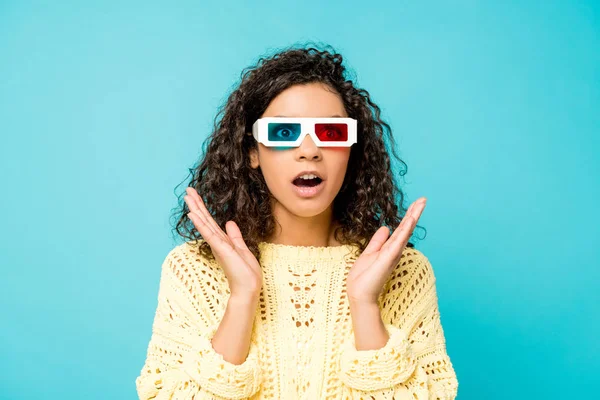 Chocado encaracolado afro-americano mulher vestindo óculos 3d e gesto isolado no azul — Fotografia de Stock