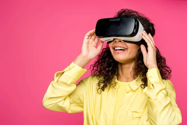 Mulher americana africana alegre vestindo fone de ouvido realidade virtual isolado no carmesim — Fotografia de Stock
