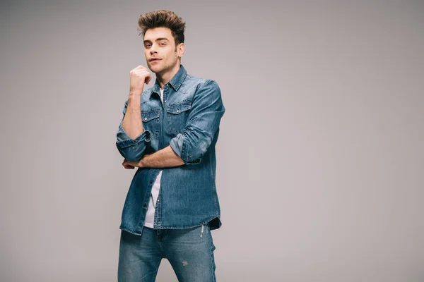 Homem bonito e bonito em jeans, saia e camiseta olhando para a câmera — Fotografia de Stock