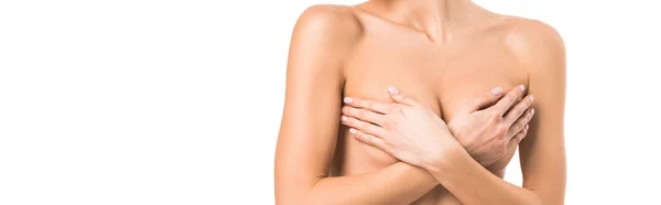 Plano panorámico de mujer joven desnuda cubriendo pechos aislados en blanco con espacio de copia - foto de stock