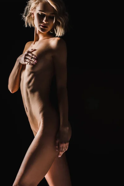 Hermosa desnuda sexy joven posando aislado en negro - foto de stock