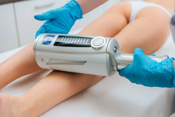 Cropped view of cosmetologist doing therapy for leg — Foto stock