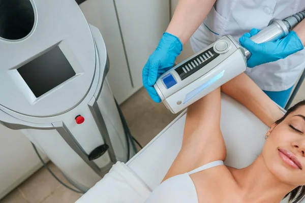 Cropped view of cosmetologist doing therapy for arm - foto de stock