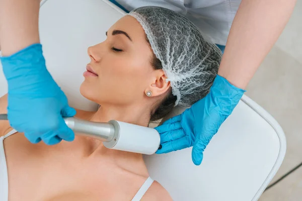 Cropped view of cosmetologist doing  therapy for neck - foto de stock