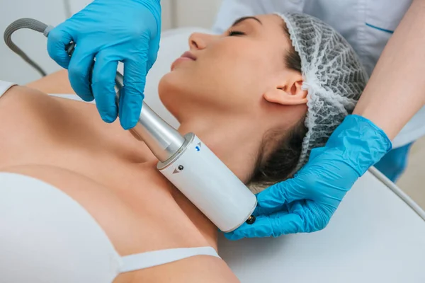 Cropped view of cosmetologist doing  therapy for neck — Photo de stock