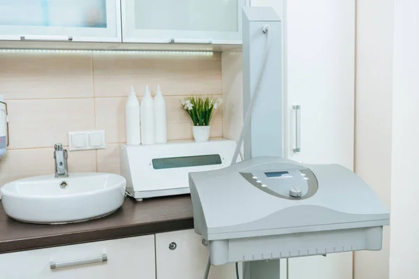 Aparato de inanición con panel de control cerca de sofá de belleza en la clínica - foto de stock