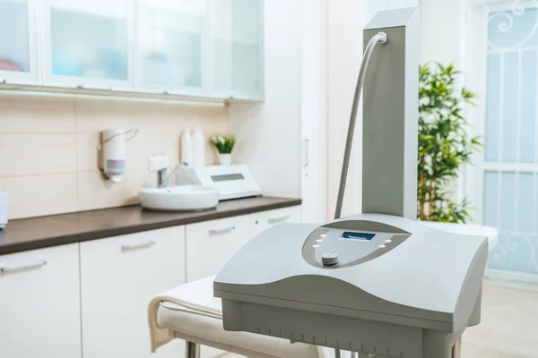 Starvac apparatus with control panel near beauty couch in clinic — Stock Photo