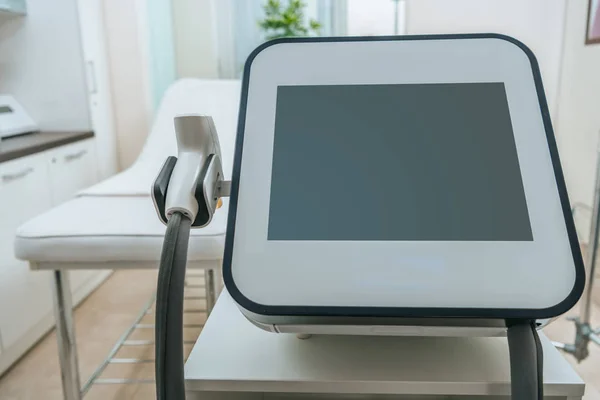 Laser machine with blank screen near beauty couch in clinic — Stock Photo