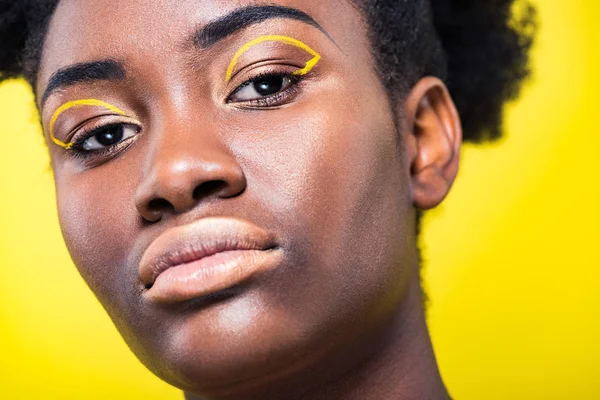 Vue recadrée d'une femme afro-américaine grave isolée sur jaune — Photo de stock