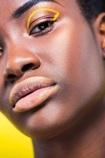 Vista recortada de hermosa mujer afroamericana aislada en amarillo - foto de stock