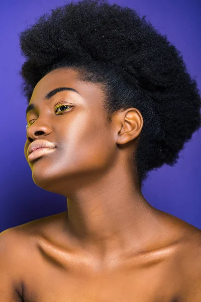 Belle jeune femme afro-américaine avec des cils jaunes sur violet — Photo de stock