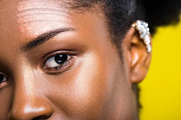 Vue rapprochée de la femme afro-américaine isolée sur jaune — Photo de stock