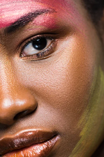 Обрізаний вид афроамериканець жінки з боді-арт дивлячись на камеру — стокове фото