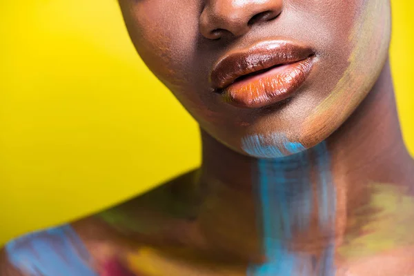 Vista cortada da mulher americana africana com arte corporal em amarelo — Fotografia de Stock