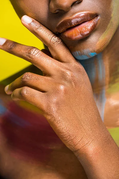 Vista recortada de mujer afroamericana con arte corporal aislado en amarillo - foto de stock
