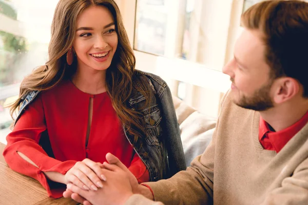 Selektiver Fokus des fröhlichen Mädchens, das seinen Freund im Café ansieht — Stockfoto